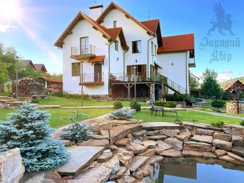Property building, Facade/entrance, Garden, Balcony/Terrace, Lake view