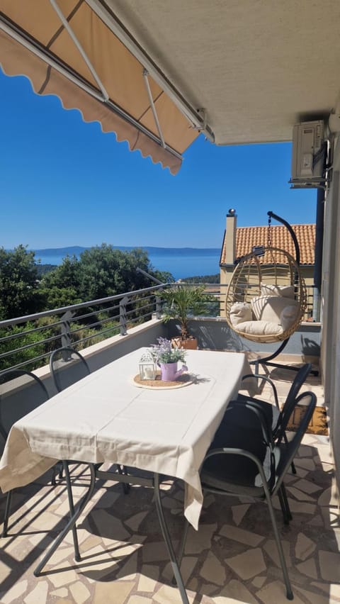 View (from property/room), Balcony/Terrace, Seating area, Sea view