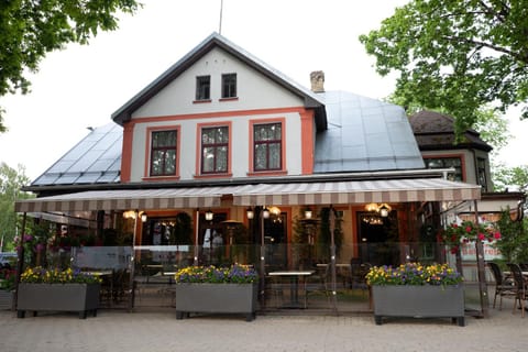 Property building, Breakfast