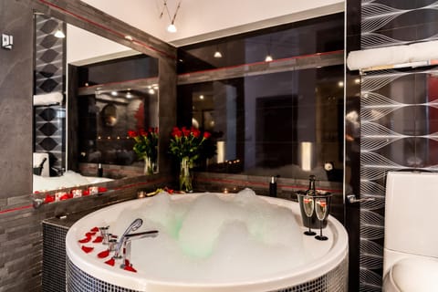Hot Tub, Bathroom