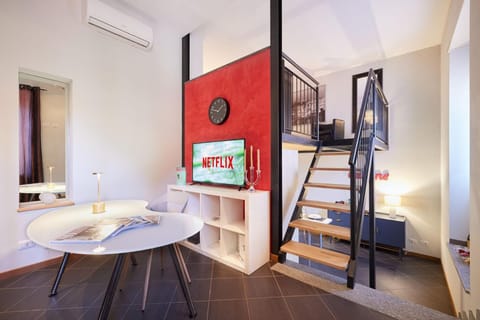 Bed, TV and multimedia, Living room, Seating area, Evening entertainment