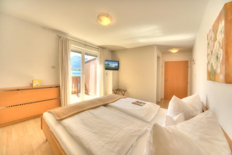 Bed, Photo of the whole room, Lake view, Mountain view