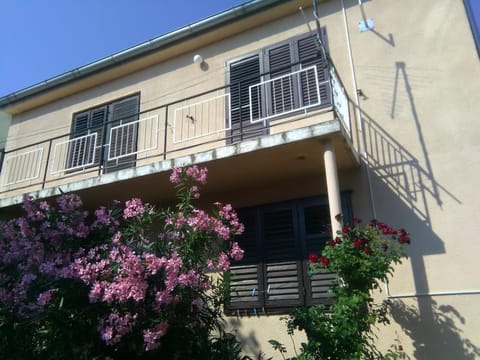 Property building, Facade/entrance, Neighbourhood, Natural landscape, City view, Garden view, Landmark view, Sea view, Street view, Area and facilities