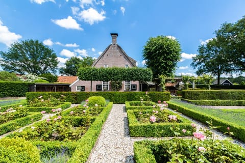 Property building, Facade/entrance, Day, Summer, Garden, On site