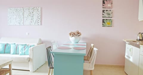 Kitchen or kitchenette, Seating area