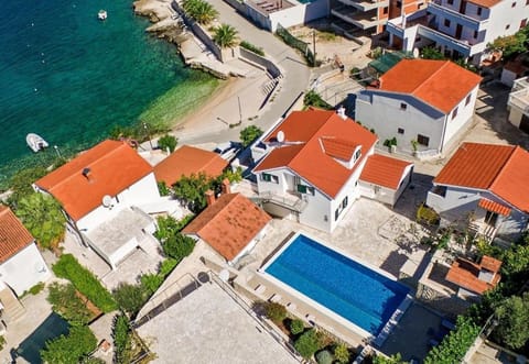 Facade/entrance, Area and facilities