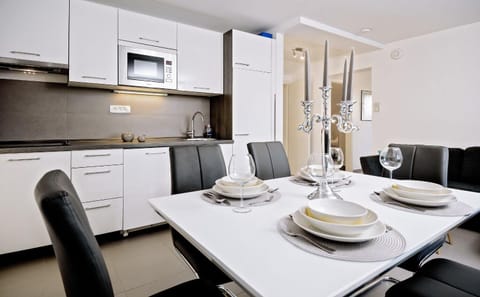 Kitchen or kitchenette, Seating area, Dining area, microwave, stove