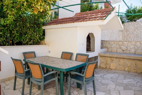 Facade/entrance, BBQ facilities, Garden, Balcony/Terrace