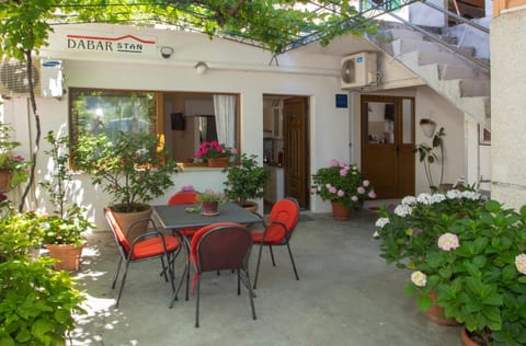 Property building, Facade/entrance, Neighbourhood, Balcony/Terrace, Garden view