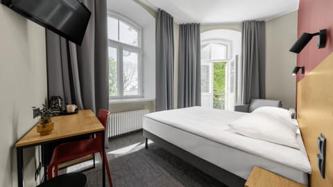 Bed, TV and multimedia, View (from property/room), Balcony/Terrace, Photo of the whole room, Decorative detail, Bedroom, City view, Street view, furniture, heating, internet, pet friendly, storage