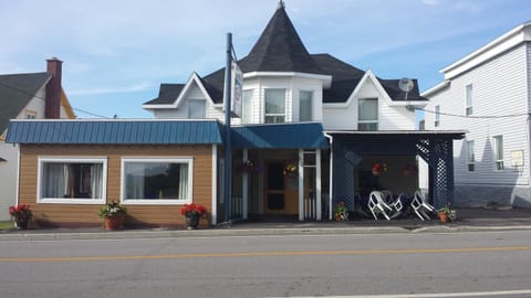 Property building, Patio, Facade/entrance