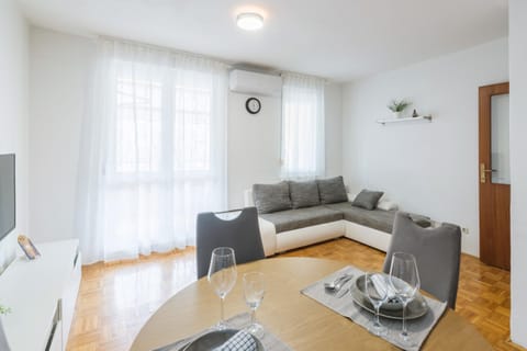 Living room, Seating area, Dining area, air conditioner