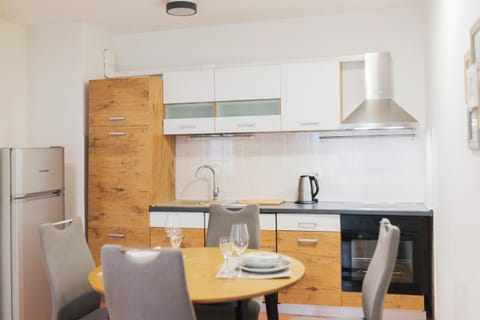 Coffee/tea facilities, Kitchen or kitchenette, Seating area, Dining area, oven, stove