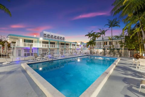 Swimming pool, sunbed