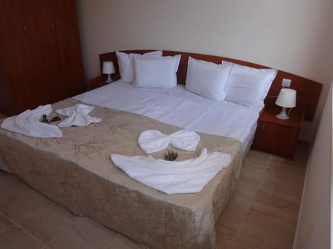 Bed, Photo of the whole room, Bedroom, towels