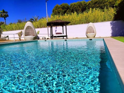 Swimming pool, sunbed