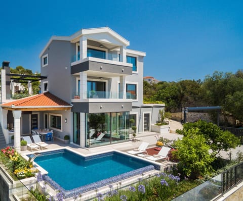 Property building, Swimming pool