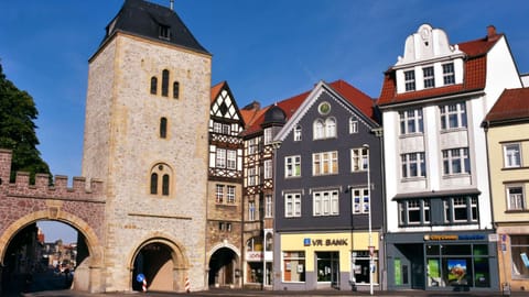 Property building, Nearby landmark, Off site, City view, Landmark view, Street view, Location