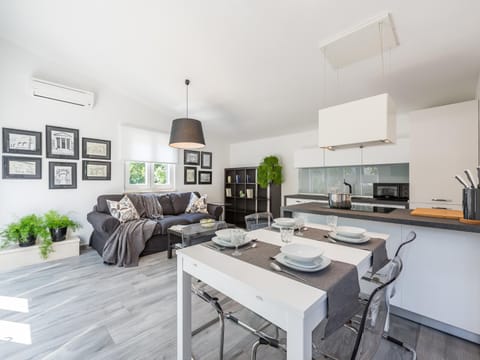 Kitchen or kitchenette, Living room, Seating area, Dining area