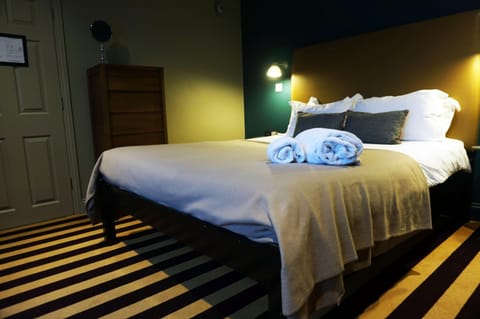 Bed, Bedroom, towels