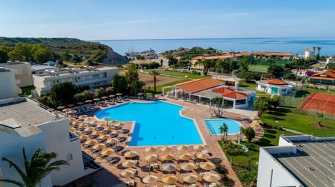 Property building, Day, Natural landscape, Bird's eye view, Swimming pool, sunbed