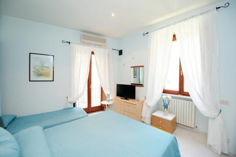 Bed, TV and multimedia, Bedroom, air conditioner
