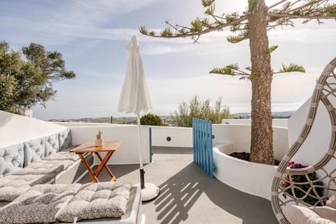 Euphoria Suites & Deluxe Studios Apartment in Thera