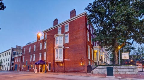 Property building, Nearby landmark, Facade/entrance, Neighbourhood