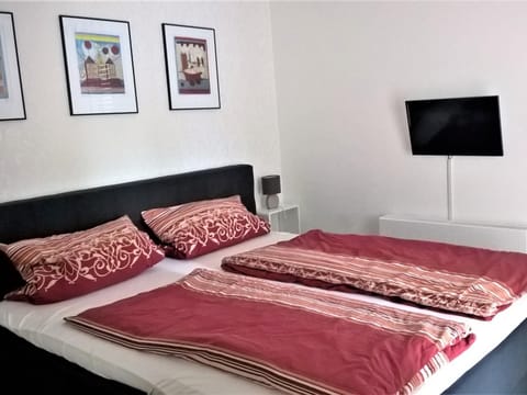 Bed, TV and multimedia, Photo of the whole room, Decorative detail, Bedroom
