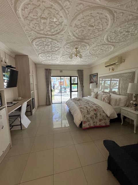Bed, TV and multimedia, Photo of the whole room, Bedroom, towels, air conditioner