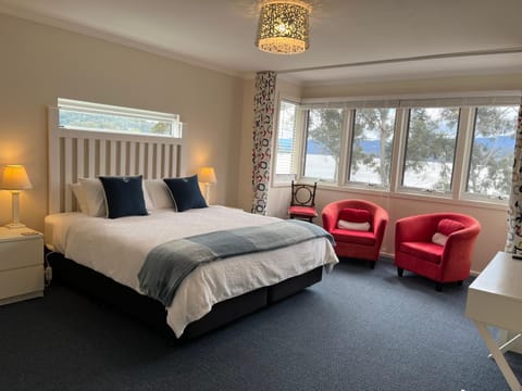 Anchorage Waterfront Retreat Apartment in Tasmania