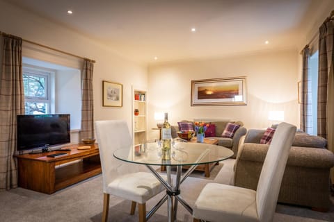 TV and multimedia, Living room, Seating area, Dining area