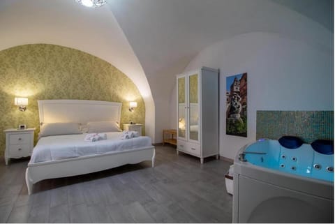 Bed, Hot Tub, Photo of the whole room, Bedroom