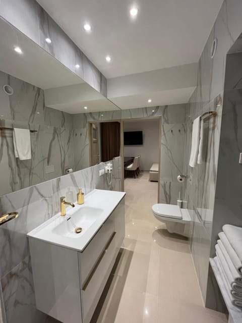 Shower, Bathroom, Photo of the whole room, Bedroom, towels