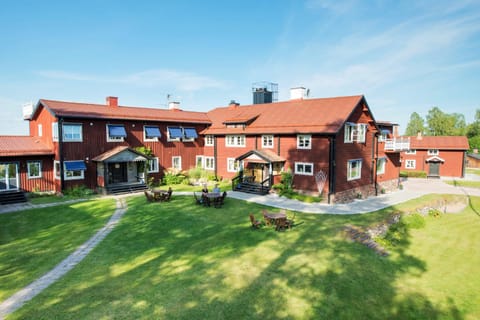 Property building, Facade/entrance, Spring, Garden, Garden view, Area and facilities