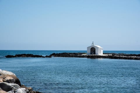 Nearby landmark, Day