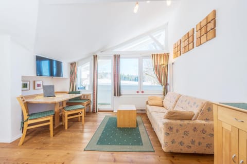 Living room, Photo of the whole room, Decorative detail