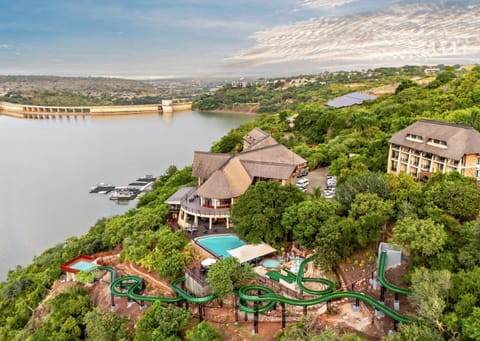 Property building, Facade/entrance, Natural landscape, View (from property/room), Balcony/Terrace, Lake view, Swimming pool