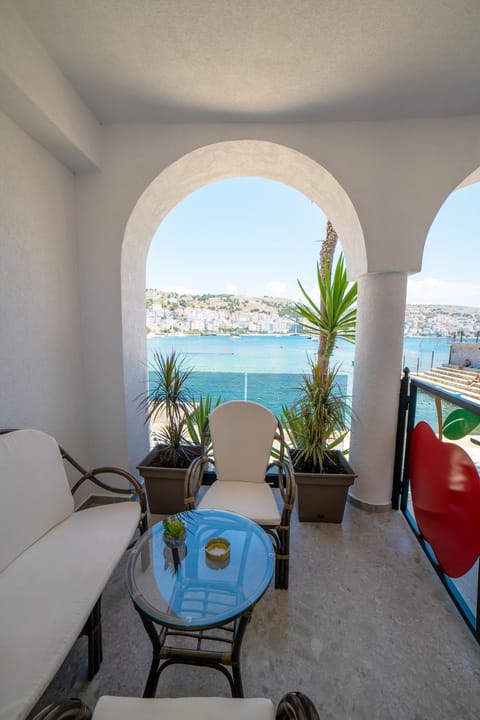 Patio, Day, View (from property/room), Balcony/Terrace, Seating area, Dining area, Lake view, River view, Sea view