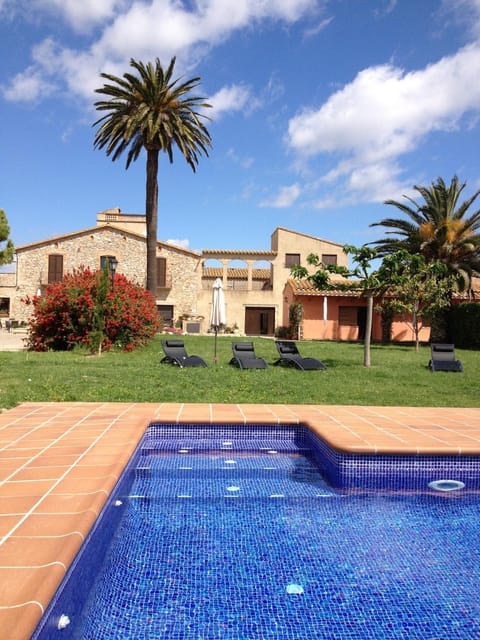 Property building, Facade/entrance, Day, Swimming pool, Swimming pool