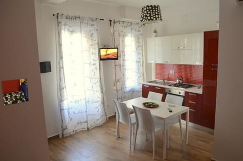 Kitchen or kitchenette, Seating area, Dining area