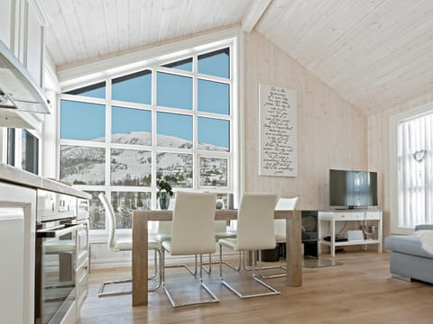 Nearby landmark, Off site, Day, Neighbourhood, Natural landscape, Winter, TV and multimedia, Kitchen or kitchenette, Living room, Photo of the whole room, Seating area, Dining area