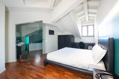 Bed, TV and multimedia, Photo of the whole room, Bedroom