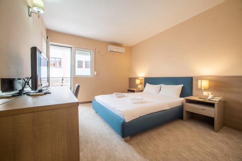 Bed, Photo of the whole room, towels, air conditioner