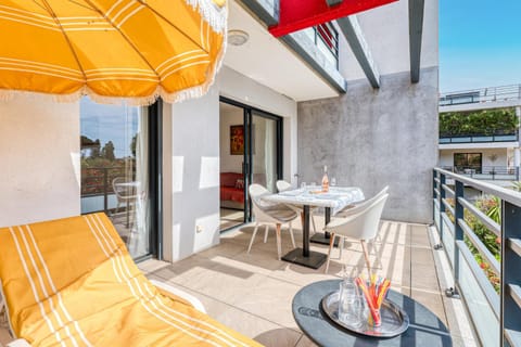 Patio, Patio, Day, Balcony/Terrace, Balcony/Terrace, Dining area
