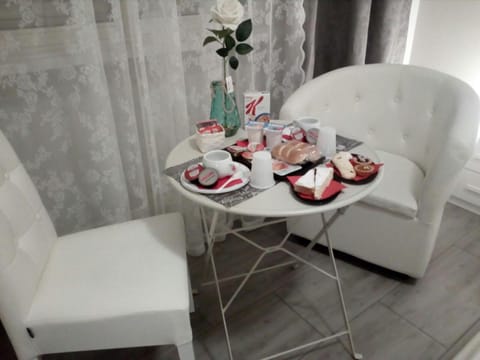 Bedroom, Continental breakfast