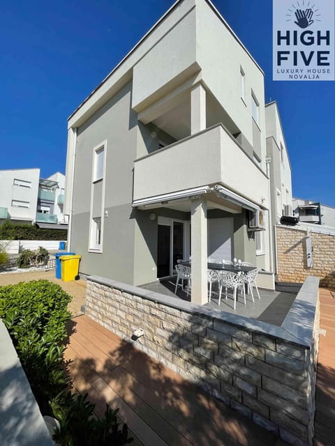 Property building, Patio, Garden, Balcony/Terrace, Seating area