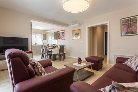 TV and multimedia, Living room, Seating area, Dining area, Evening entertainment, air conditioner