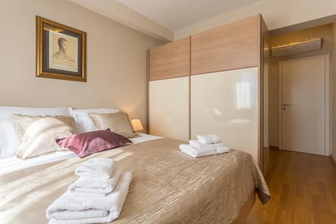 Bed, Photo of the whole room, Bedroom, towels, wardrobe