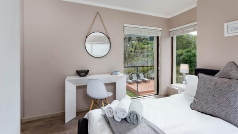 Bed, Bedroom, Garden view, Mountain view, Pool view, Inner courtyard view